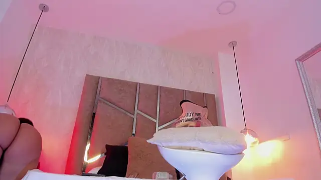 Martinaa Jones  online show from 04.13.26