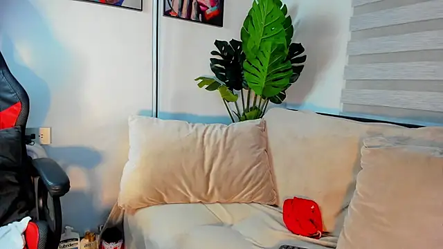 YalexaVelez online show from 10.17.25