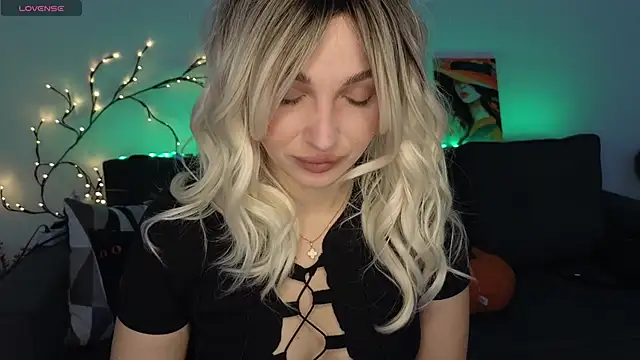 Snapshot of Yoda21 chatting on 11.25.25 Yoda21 online show from 11.25.25