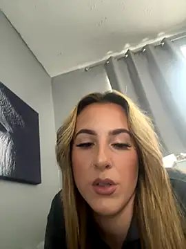 Snapshot of Miss_emilee chatting on 10.07.25 Miss emilee online show from 10.07.25
