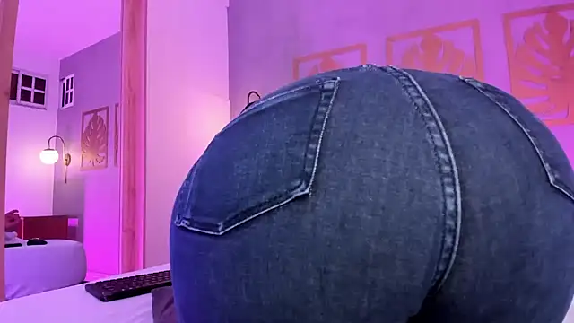 Snapshot of majo_rosse_ chatting on 11.04.25 majo rosse online show from 11.04.25