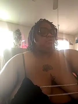 Snapshot of kweenxkarma chatting on 09.25.25 kweenxkarma online show from 09.25.25