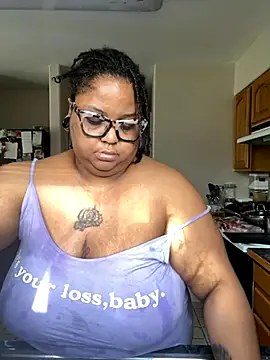Snapshot of kweenxkarma chatting on 10.21.25 kweenxkarma online show from 10.21.25