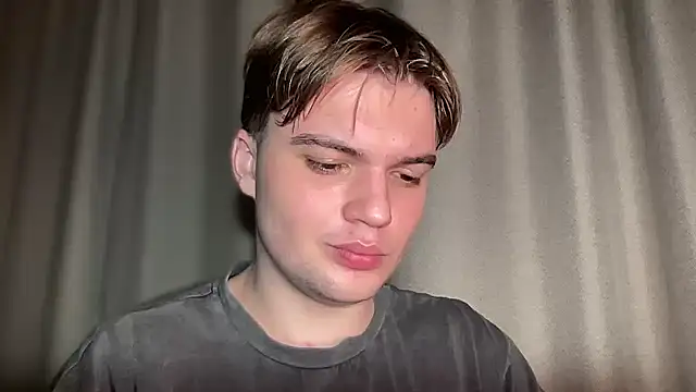 Snapshot of superfluboy_ chatting on 02.14.25 superfluboy online show from 02.14.25