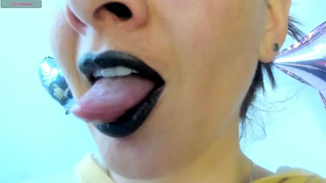 Snapshot of queen_fetish chatting on 05.27.26 queen fetish online show from 05.27.26