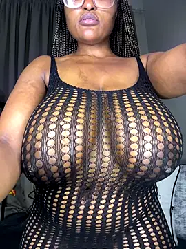 Snapshot of Bustygoddess32 chatting on 09.27.25 Bustygoddess32 online show from 09.27.25
