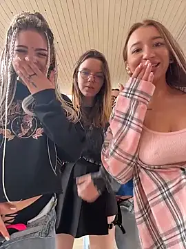 Snapshot of RollingGirls chatting on 03.29.26 RollingGirls online show from 03.29.26