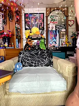 Snapshot of TrenaAnne chatting on 10.12.25 TrenaAnne online show from 10.12.25