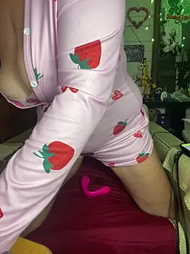 Snapshot of TrenaAnne chatting on 11.05.25 TrenaAnne online show from 11.05.25