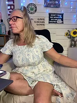 Snapshot of TrenaAnne chatting on 05.18.26 TrenaAnne online show from 05.18.26