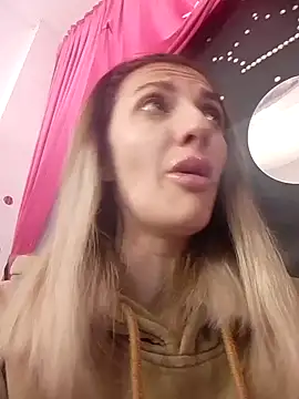 Snapshot of RileyLanna chatting on 12.18.25 RileyLanna online show from 12.18.25