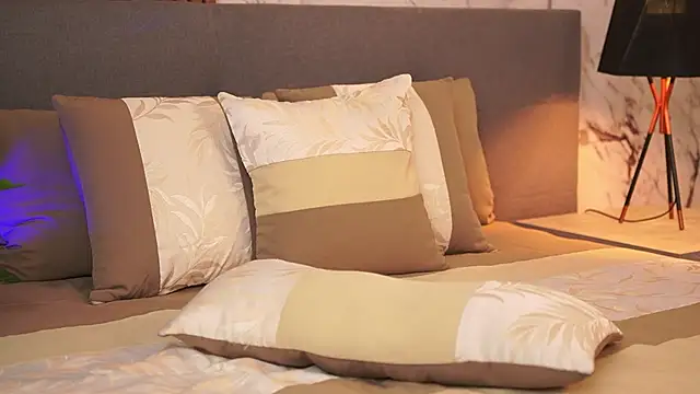 EmaSaenz online show from 01.08.25