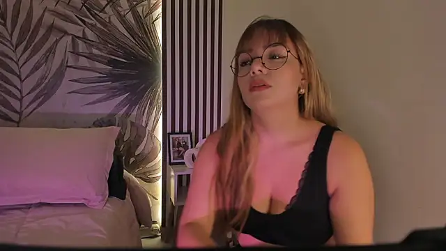 Snapshot of Samaantha-White chatting on 02.25.26 Samaantha-White online show from 02.25.26