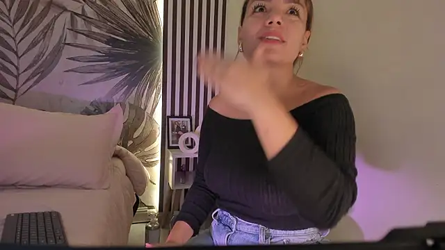 Snapshot of Samaantha-White chatting on 03.05.26 Samaantha-White online show from 03.05.26