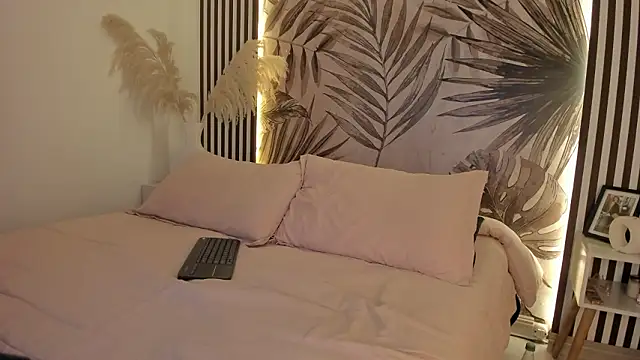 Snapshot of Samaantha-White chatting on 03.14.26 Samaantha-White online show from 03.14.26