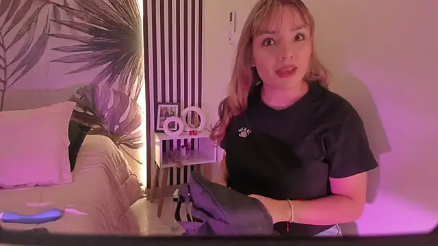 Snapshot of Samaantha-White chatting on 04.08.26 Samaantha-White online show from 04.08.26