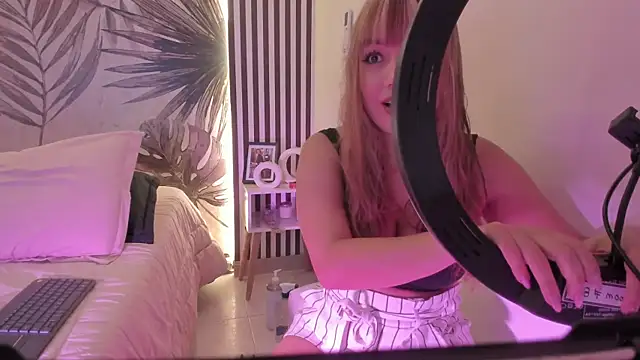 Snapshot of Samaantha-White chatting on 04.10.26 Samaantha-White online show from 04.10.26