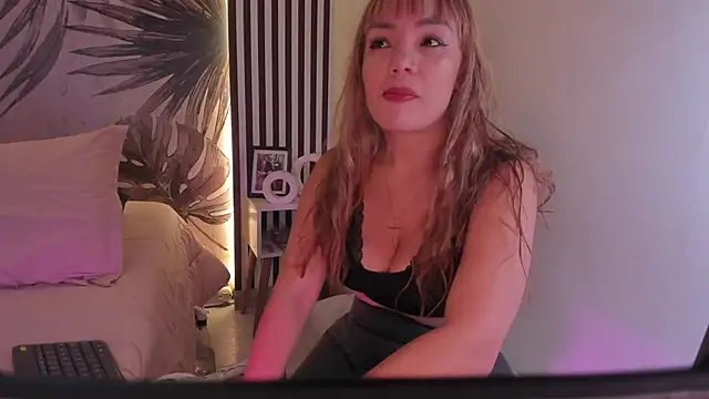 Snapshot of Samaantha-White chatting on 04.14.26 Samaantha-White online show from 04.14.26