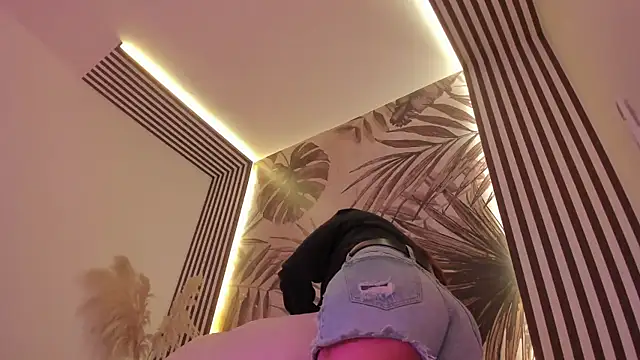 Snapshot of Samaantha-White chatting on 04.15.26 Samaantha-White online show from 04.15.26