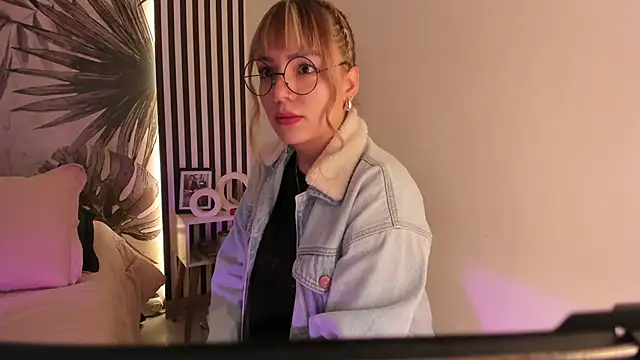 Snapshot of Samaantha-White chatting on 04.16.26 Samaantha-White online show from 04.16.26