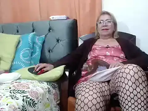 Snapshot of VivianamMilf chatting on 12.15.24 VivianamMilf online show from 12.15.24