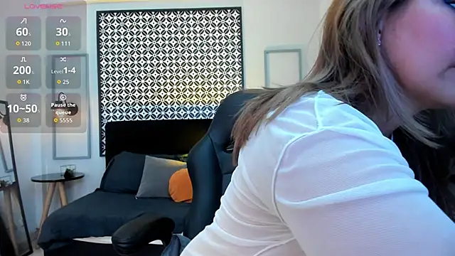 Snapshot of Melanie_silver_ chatting on 11.11.25 Melanie silver online show from 11.11.25