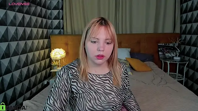 Snapshot of Stacy_Luv chatting on 09.15.25 Stacy Luv online show from 09.15.25