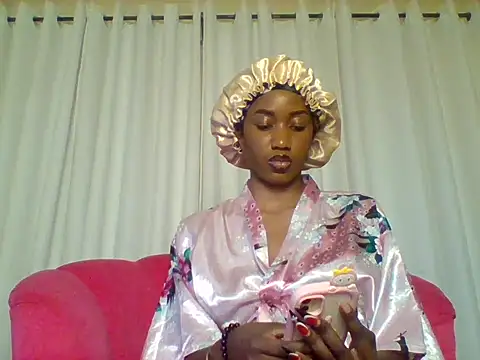 Snapshot of Queeen_model chatting on 10.06.25 Queeen model online show from 10.06.25