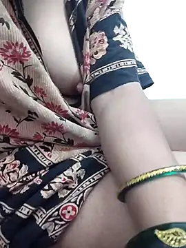 Snapshot of Aaradhya chatting on 12.28.24 Aaradhya online show from 12.28.24