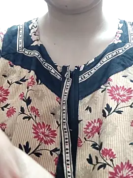 Snapshot of Aaradhya chatting on 02.16.25 Aaradhya online show from 02.16.25