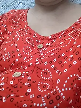 Snapshot of Aaradhya chatting on 02.18.25 Aaradhya online show from 02.18.25