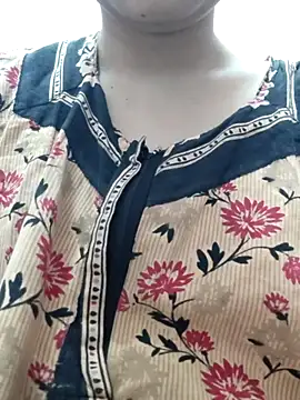 Snapshot of Aaradhya chatting on 02.22.25 Aaradhya online show from 02.22.25