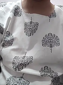 Snapshot of Aaradhya chatting on 02.23.25 Aaradhya online show from 02.23.25