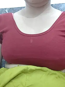 Snapshot of Aaradhya chatting on 03.16.25 Aaradhya online show from 03.16.25