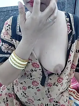 Snapshot of Aaradhya chatting on 03.16.25 Aaradhya online show from 03.16.25