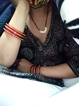 Snapshot of Aaradhya chatting on 12.17.25 Aaradhya online show from 12.17.25