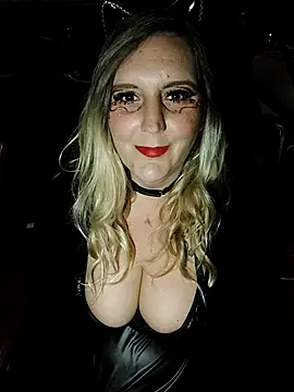 Snapshot of BecciDeluxe chatting on 10.31.25 BecciDeluxe online show from 10.31.25