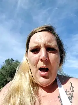 Snapshot of BecciDeluxe chatting on 11.02.25 BecciDeluxe online show from 11.02.25