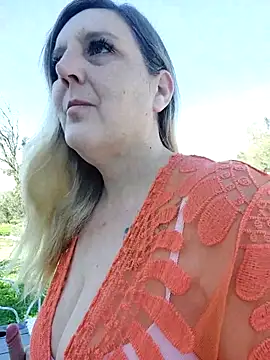 Snapshot of BecciDeluxe chatting on 11.05.25 BecciDeluxe online show from 11.05.25