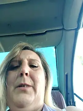 Snapshot of BecciDeluxe chatting on 11.07.25 BecciDeluxe online show from 11.07.25