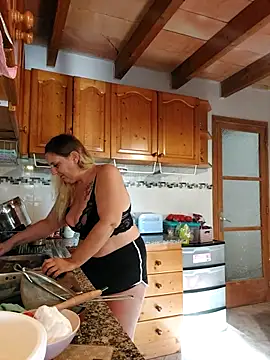 Snapshot of BecciDeluxe chatting on 11.09.25 BecciDeluxe online show from 11.09.25