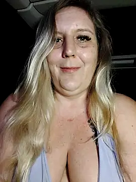 Snapshot of BecciDeluxe chatting on 11.15.25 BecciDeluxe online show from 11.15.25