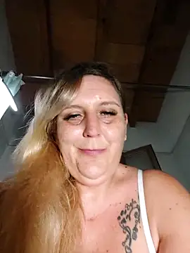 Snapshot of BecciDeluxe chatting on 11.15.25 BecciDeluxe online show from 11.15.25