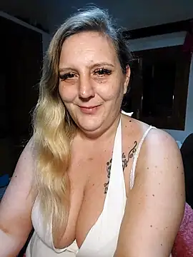 Snapshot of BecciDeluxe chatting on 11.26.25 BecciDeluxe online show from 11.26.25