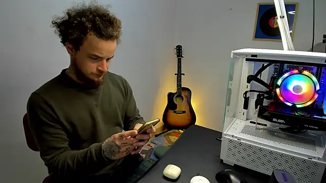 Snapshot of layneinchains chatting on 12.22.25 layneinchains online show from 12.22.25