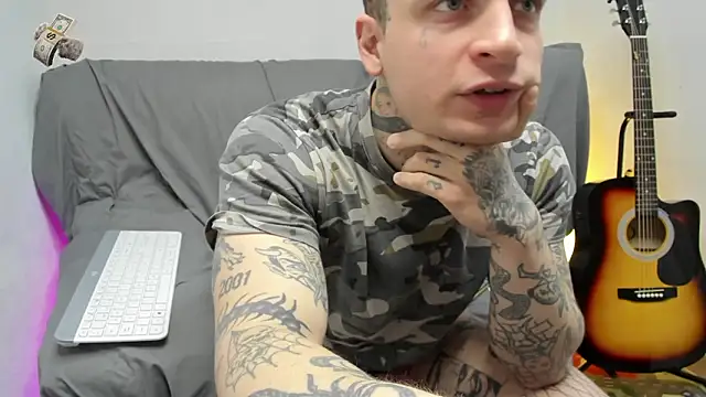 Snapshot of layneinchains chatting on 02.08.26 layneinchains online show from 02.08.26