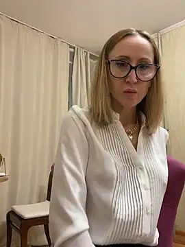 Snapshot of LauraDavis chatting on 12.03.25 LauraDavis online show from 12.03.25