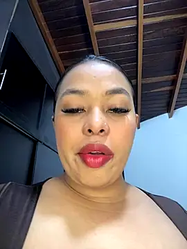 Snapshot of PUSHYLATE chatting on 10.14.25 PUSHYLATE online show from 10.14.25