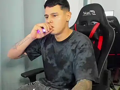 Snapshot of E_Moon chatting on 09.18.25 E Moon online show from 09.18.25