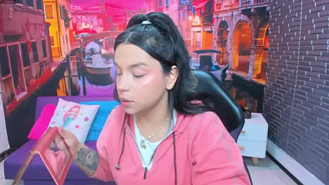 Snapshot of Small_naughty_ chatting on 02.08.26 Small naughty online show from 02.08.26